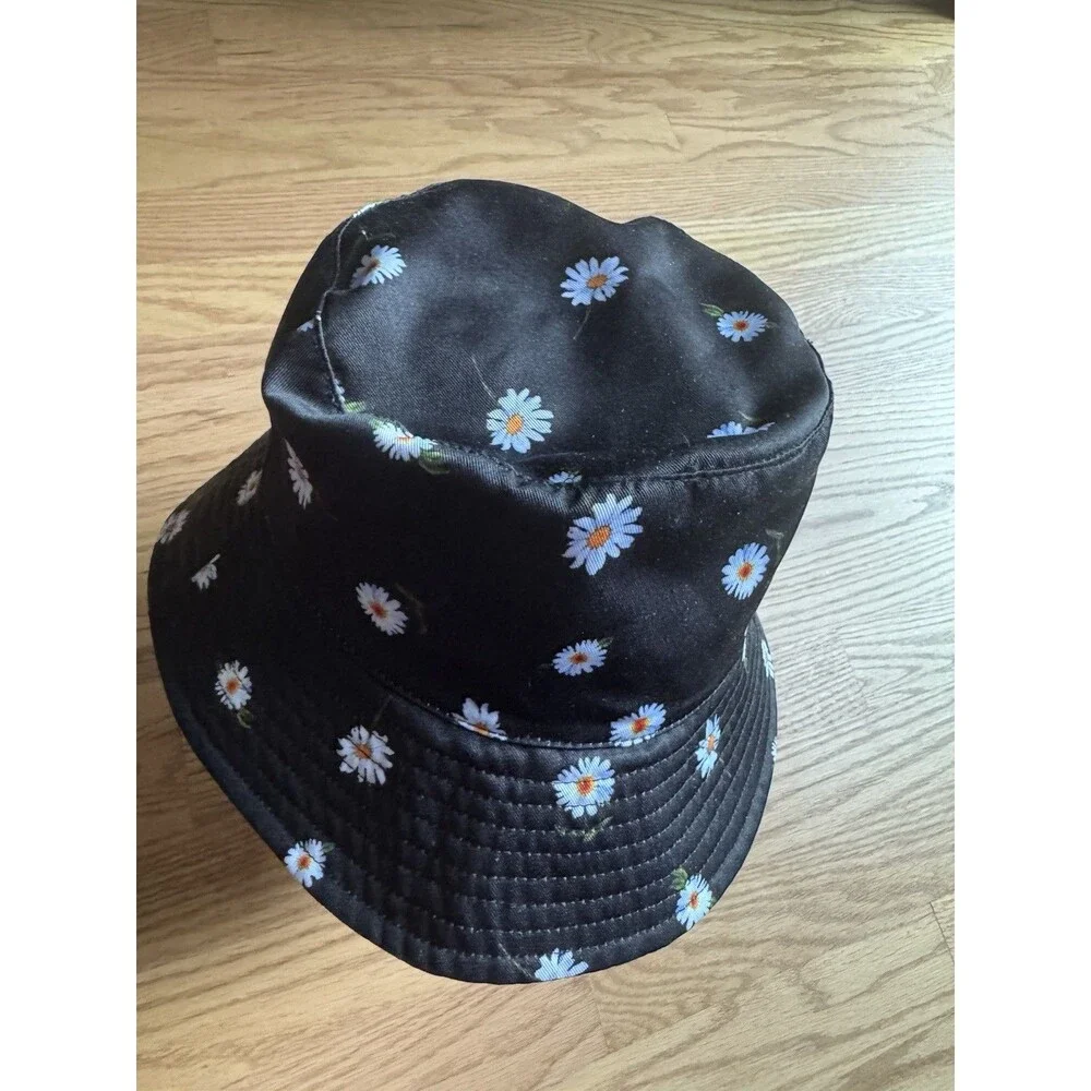 Alice & Olivia‎ Black Daisy Bucket Reversible Hat